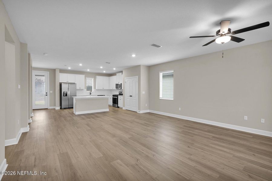 Spacious, unfurnished interior of a new home in Jennings Farm, Middleburg (Image 15).
