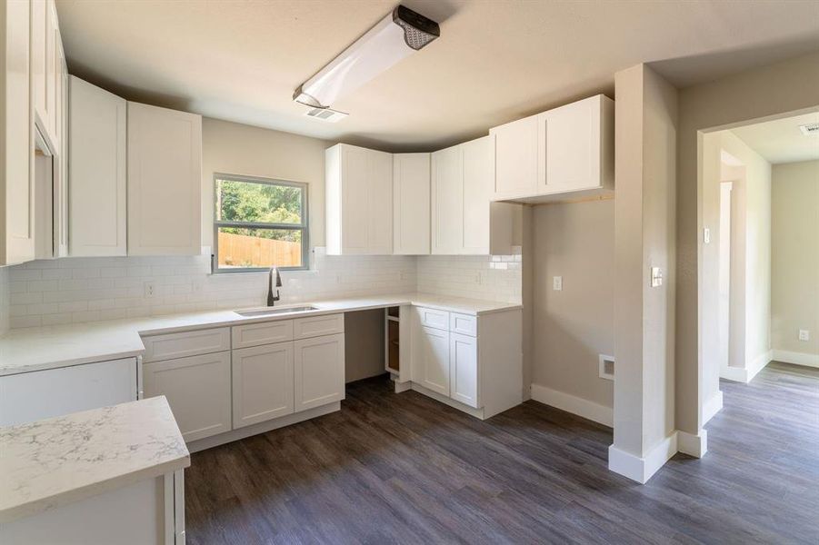 Furnished interior view inside a new home in , Fort Worth (Image 7).