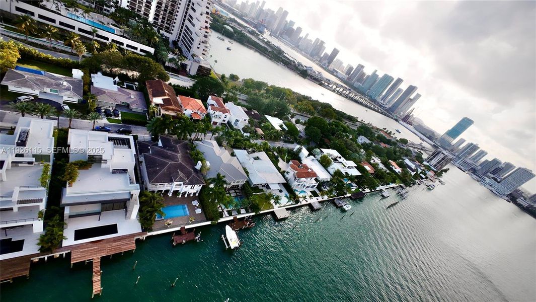 Condo located in Miami, FL showcasing its design and architecture (Image 4). Condo located in Miami, FL showcasing its design and architecture (Image 4).