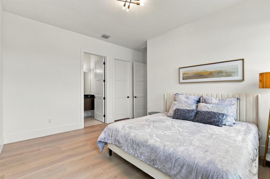 Well- Appointed Guest Bedroom Well- Appointed Guest Bedroom