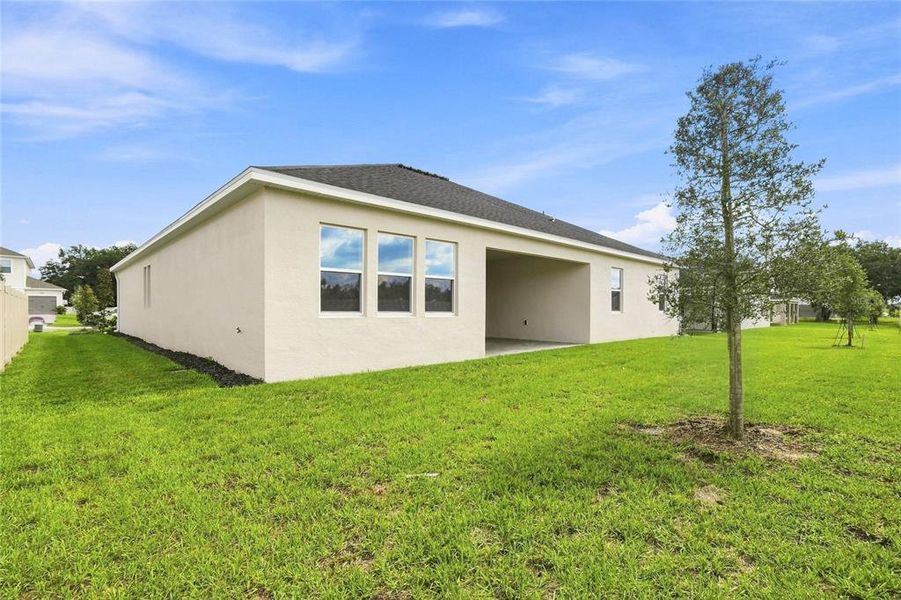 Exterior details and patio area of a home in Willow Run, Apopka (Image 24).