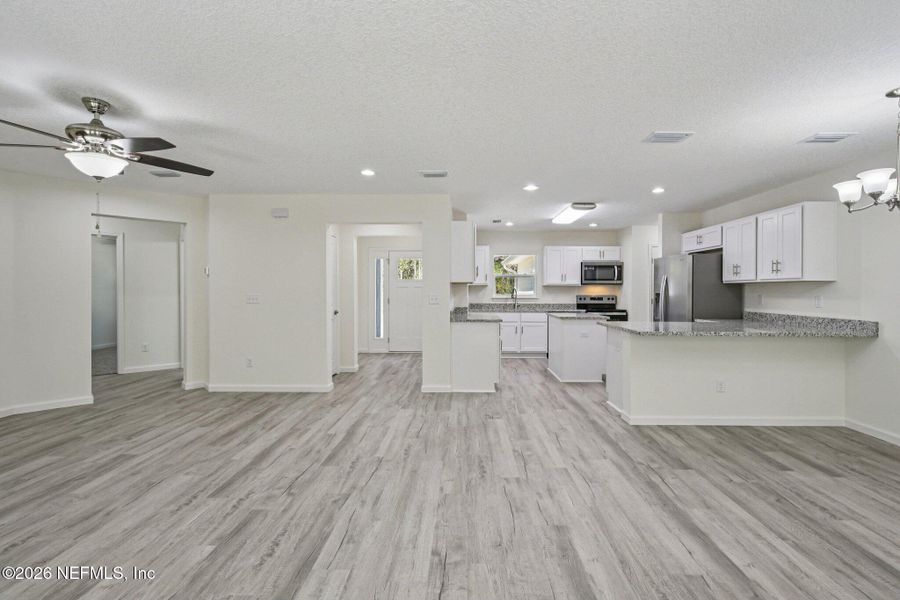 Spacious, unfurnished interior of a new home in , Middleburg (Image 20).