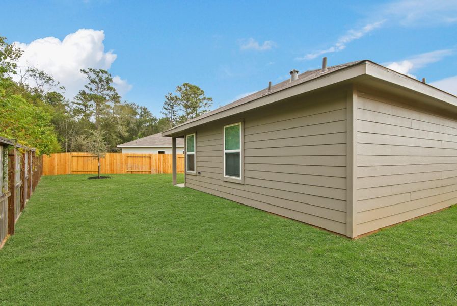 Exterior details and patio area of a home in Venetian Pines, Conroe (Image 3).