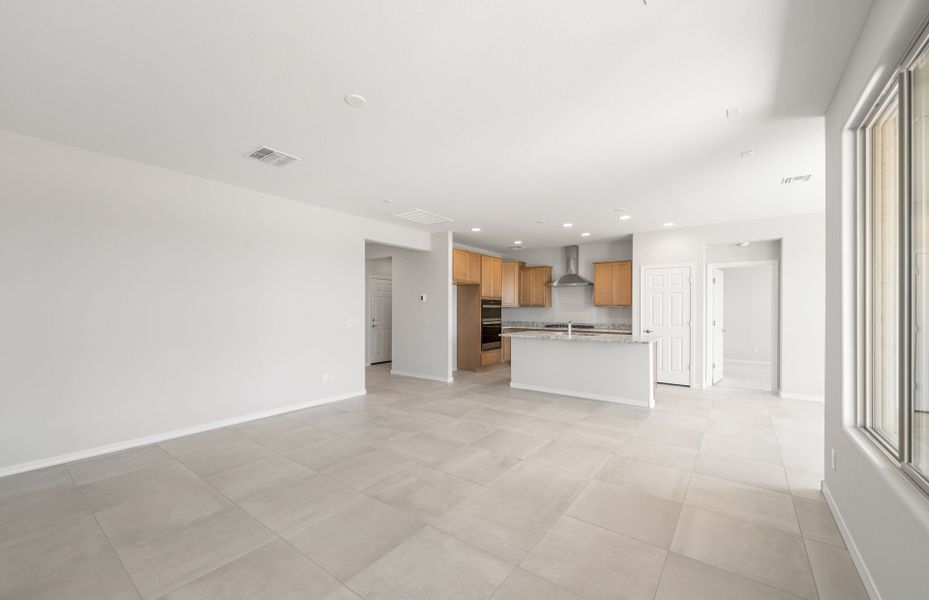 Spacious, unfurnished interior of a new home in Artisan at Asante, Surprise (Image 18).