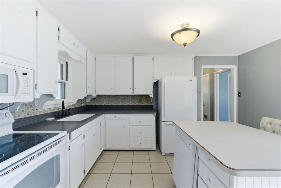 Furnished interior view inside a new home in , Weatherford (Image 7).