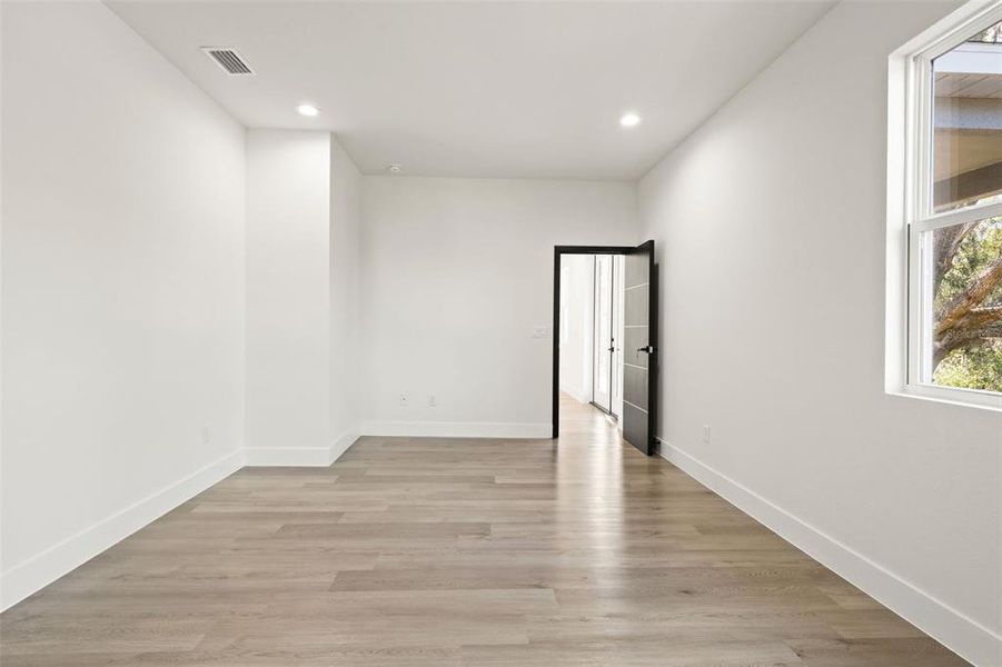 Spacious, unfurnished interior of a new home in , Dunnellon (Image 40).