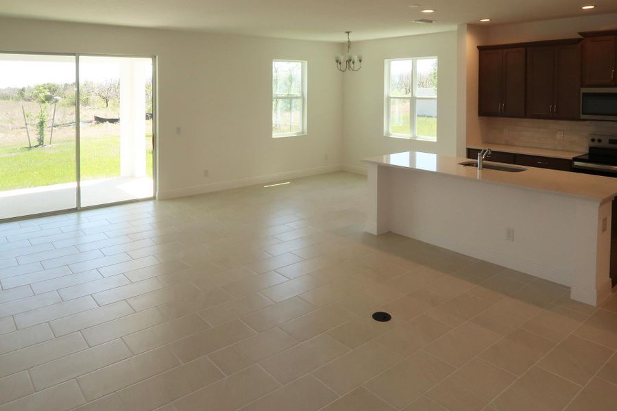 Spacious, unfurnished interior of a new home in Ridgeview, Clermont (Image 20).