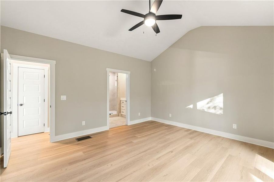 Spacious, unfurnished interior of a new home in , Jasper (Image 41).