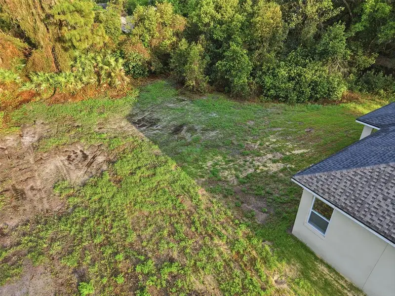 Exterior details and patio area of a home in , Debary (Image 4).