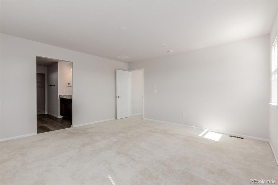 Spacious, unfurnished interior of a new home in The Aurora Highlands, Aurora (Image 18).