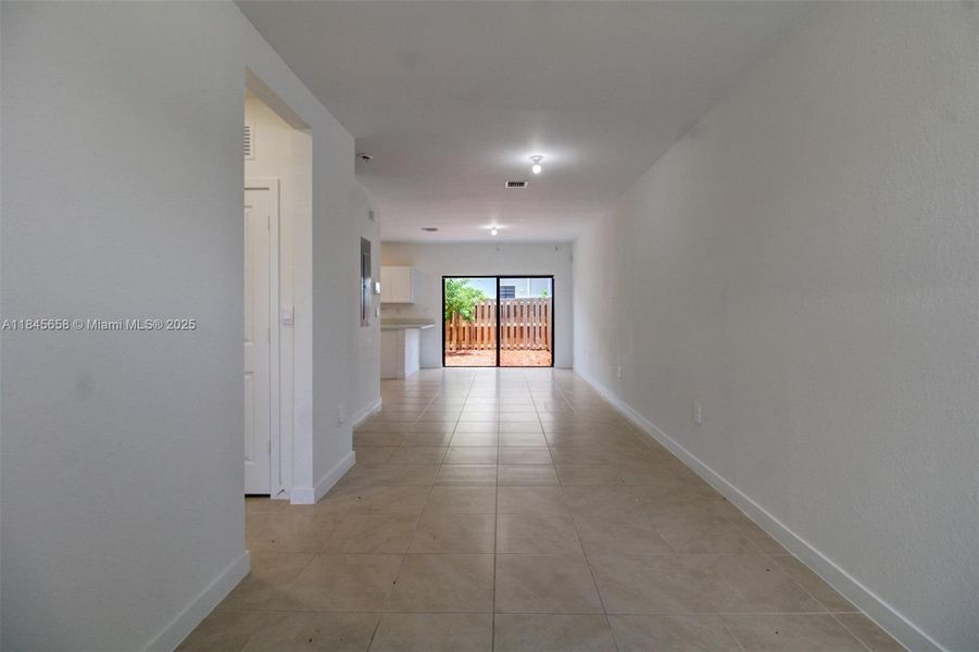 Spacious, unfurnished interior of a new home in , Florida City (Image 7).