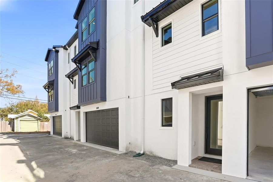 Exterior details and patio area of a home in , St. Petersburg (Image 30).