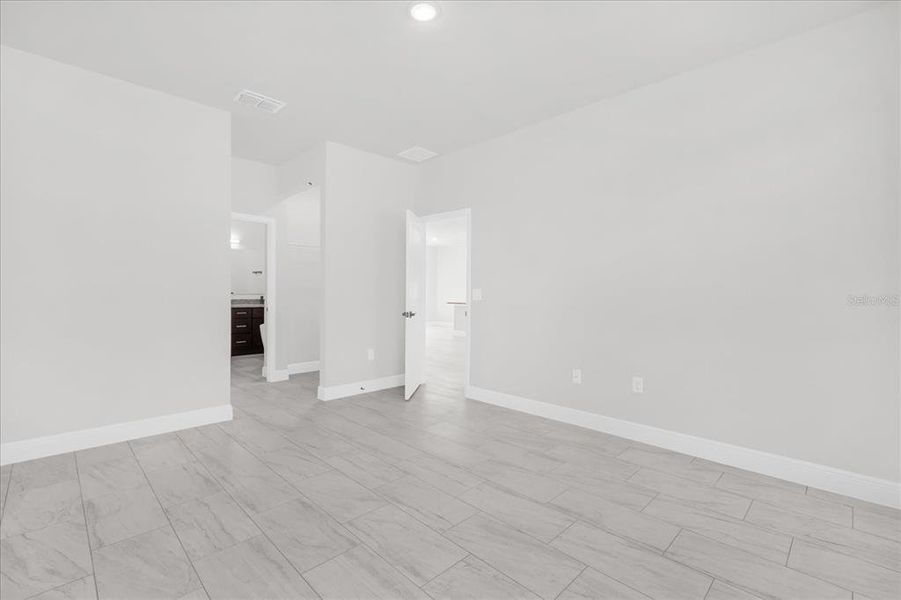 Spacious, unfurnished interior of a new home in , Citrus Springs (Image 23).