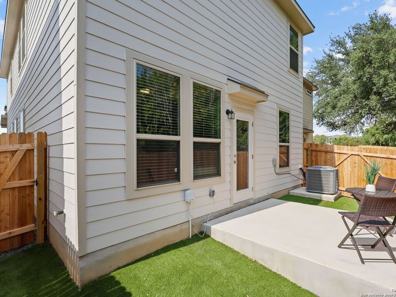 Exterior details and patio area of a home in Cedar Heights, San Antonio (Image 20).