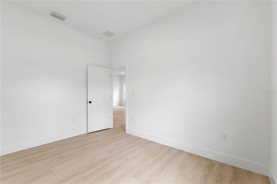 Spacious, unfurnished interior of a new home in , Ocala (Image 26).