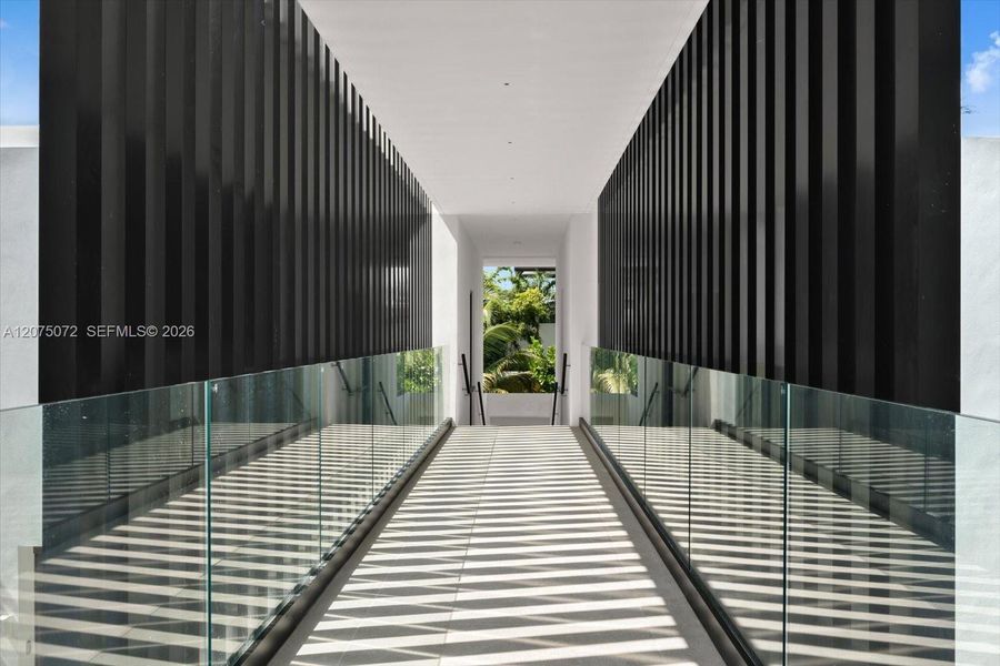 Condo located in Miami Beach, FL showcasing its design and architecture (Image 4).
