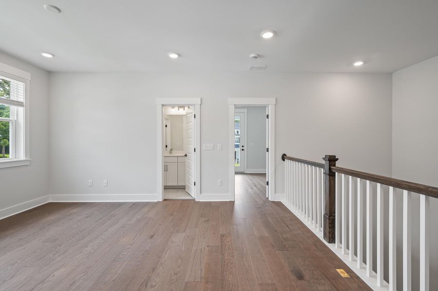 Spacious, unfurnished interior of a new home in Oak Bend, Charleston (Image 17).