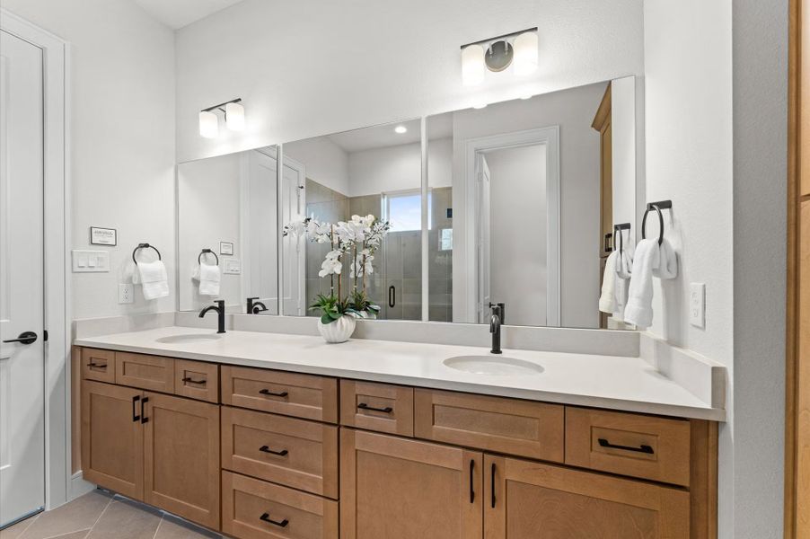Representative furnished interior of a home built from the Plan 1458 by Faircroft Homes in Highland Gardens, Houston (Image 20).