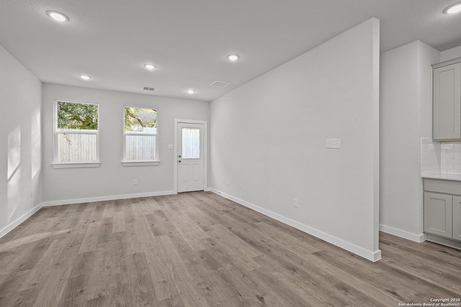 Spacious, unfurnished interior of a new home in Rosemont Hill, San Antonio (Image 28).
