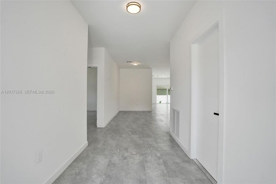 Spacious, unfurnished interior of a new home in , Fort Lauderdale (Image 39).