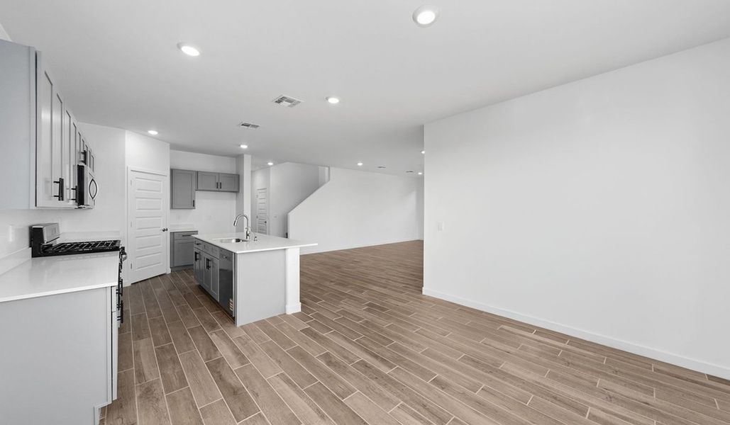 Spacious, unfurnished interior of a new home in The Oasis at Rocking K, Vail (Image 22).