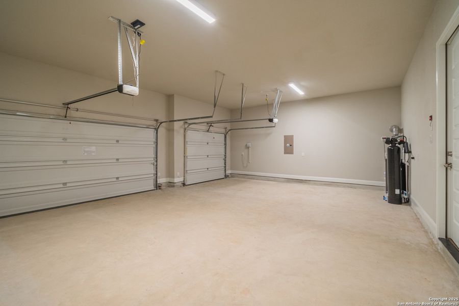 Spacious, unfurnished interior of a new home in Cibolo Crossing, Universal City (Image 22).