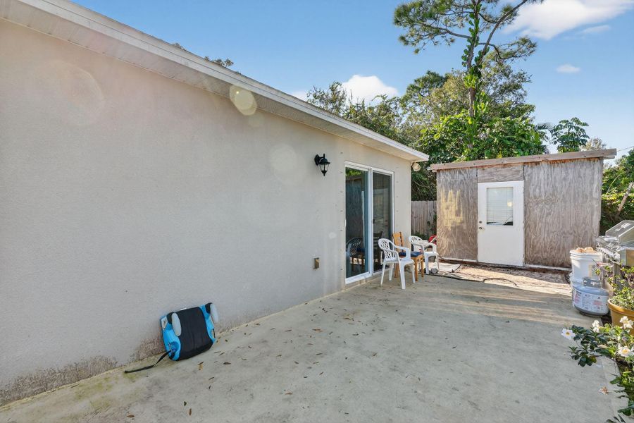 Exterior details and patio area of a home in , Fort Pierce (Image 24).