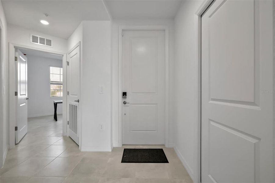 Spacious, unfurnished interior of a new home in , Bradenton (Image 25).