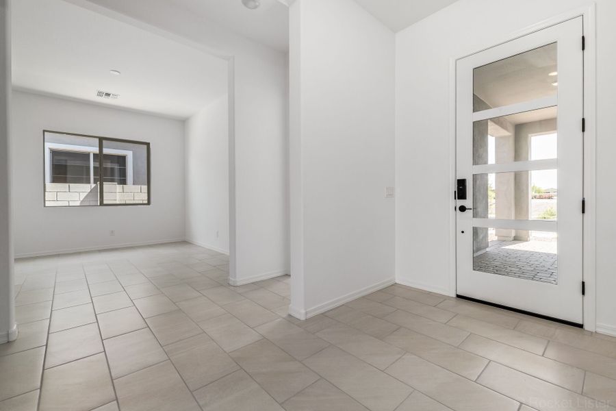 Spacious, unfurnished interior of a new home in Empire Pointe, Queen Creek (Image 10).