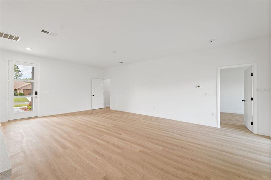 Spacious, unfurnished interior of a new home in , Ocala (Image 16).