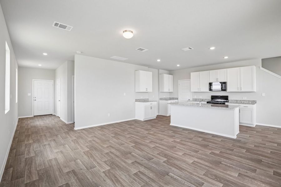 Spacious, unfurnished interior of a new home in Harvest Ridge, Elgin (Image 12).