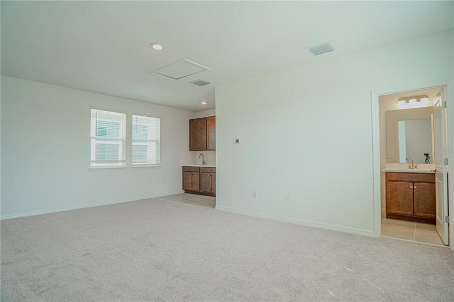 Spacious, unfurnished interior of a new home in , Winter Garden (Image 19).