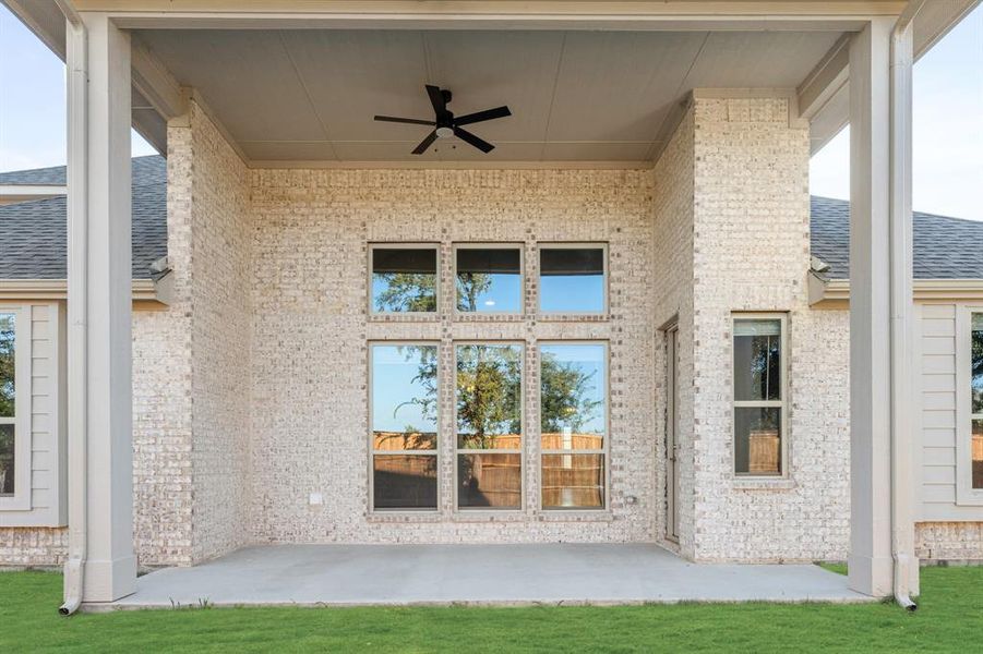 Exterior details and patio area of a home in Hayes Crossing, Midlothian (Image 22).