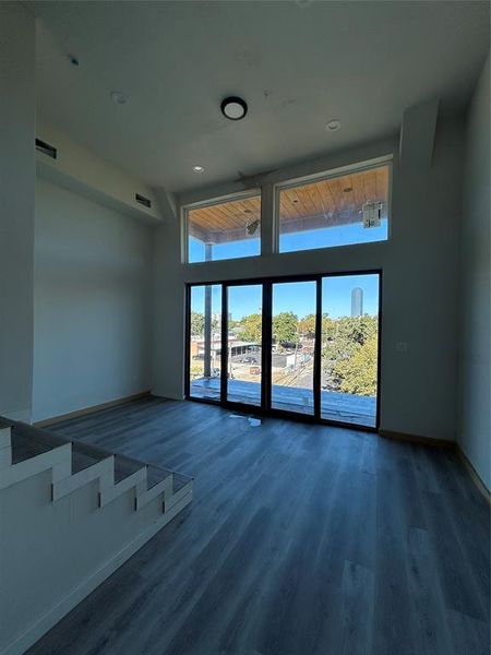 Spacious, unfurnished interior of a new home in , Dallas (Image 9).