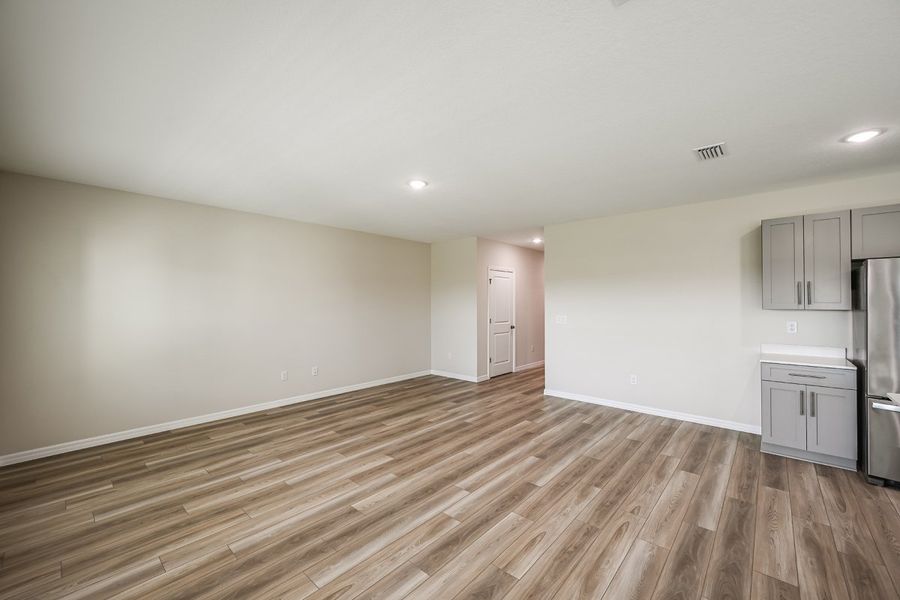 Spacious, unfurnished interior of a new home in Pasadena Ridge, Dade City (Image 12).