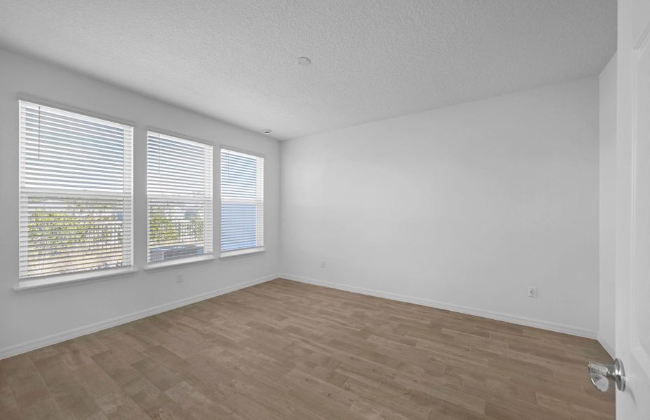 Spacious, unfurnished interior of a new home in Del Webb Wildlight, Yulee (Image 11).