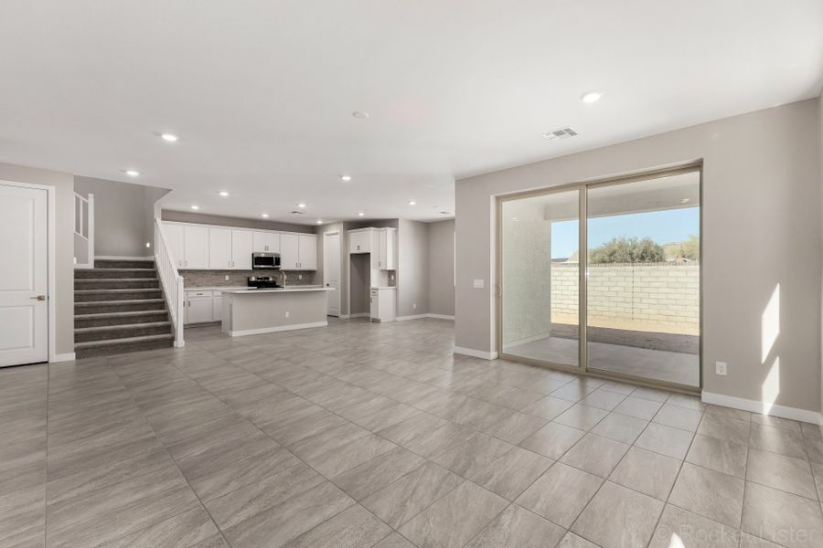 Spacious, unfurnished interior of a new home in Rialta, Mesa (Image 7).