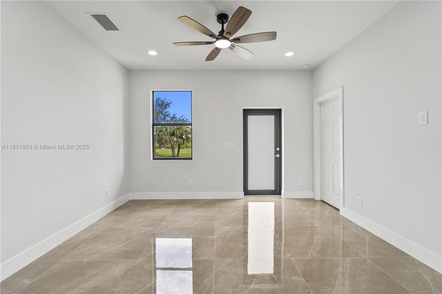 Spacious, unfurnished interior of a new home in , Lehigh Acres (Image 13).