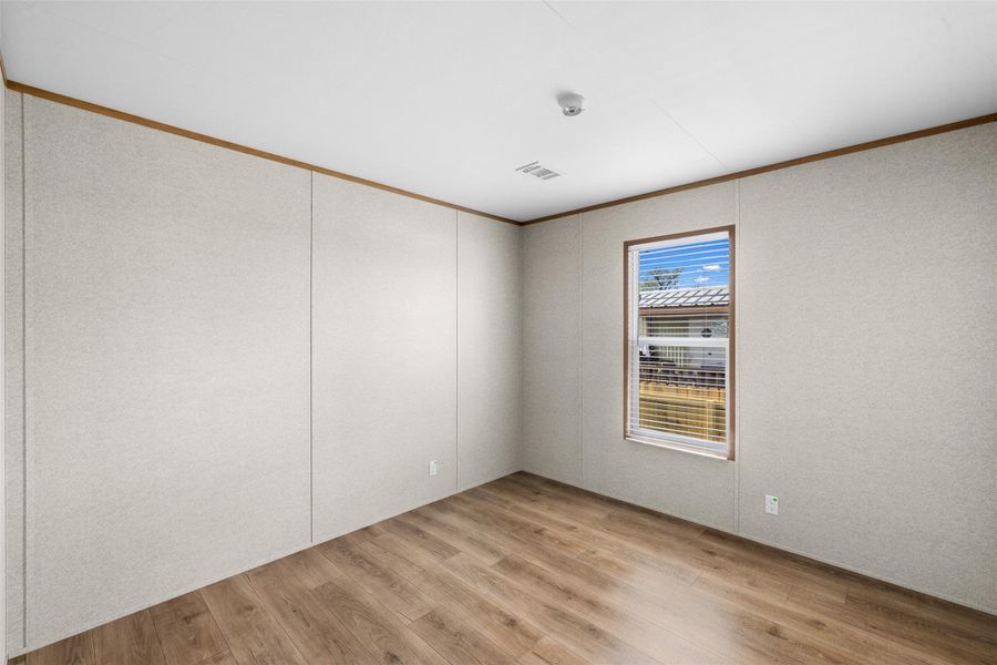 Spacious, unfurnished interior of a new home in , Navasota (Image 18).