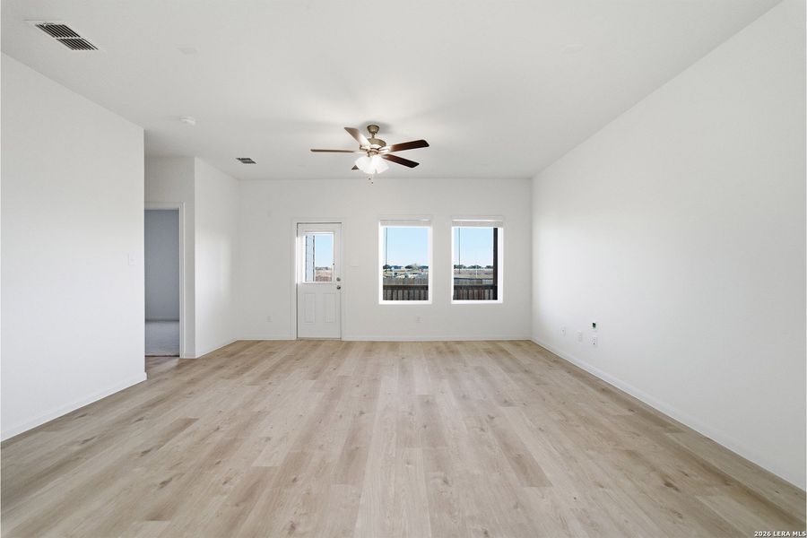 Spacious, unfurnished interior of a new home in Garden Grove, San Antonio (Image 15).