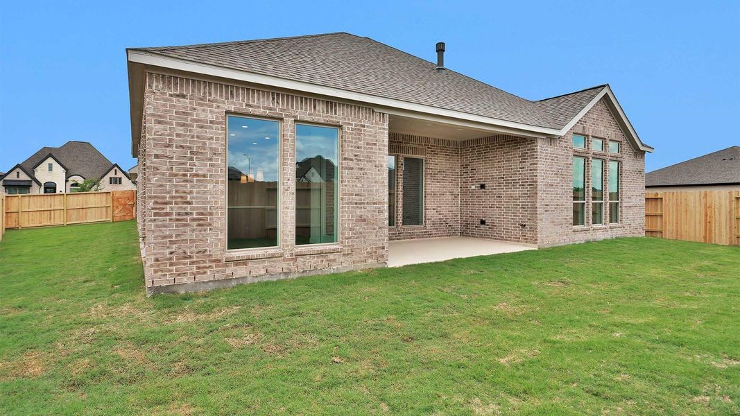 Exterior details and patio area of a home in Valencia, Manvel (Image 3).