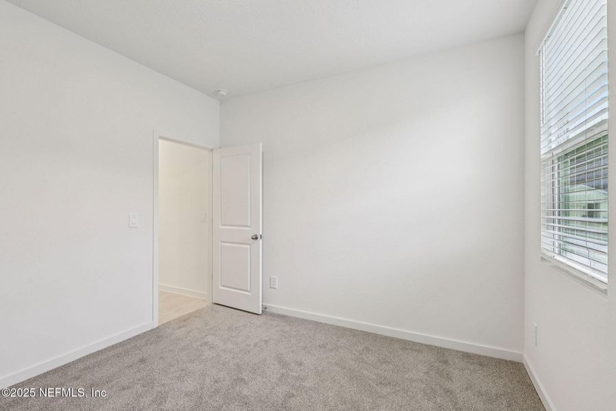 Spacious, unfurnished interior of a new home in Azalea Creek, Jacksonville (Image 33).