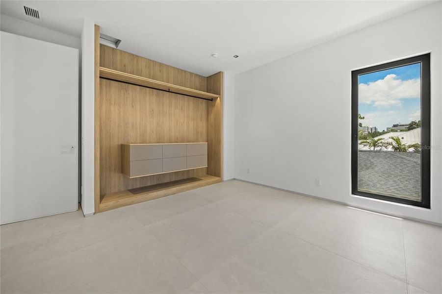 Spacious, unfurnished interior of a new home in , Sarasota (Image 19).
