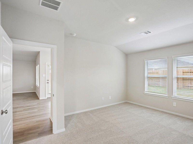 Spacious, unfurnished interior of a new home in Heights of Barbers Hill, Baytown (Image 30).