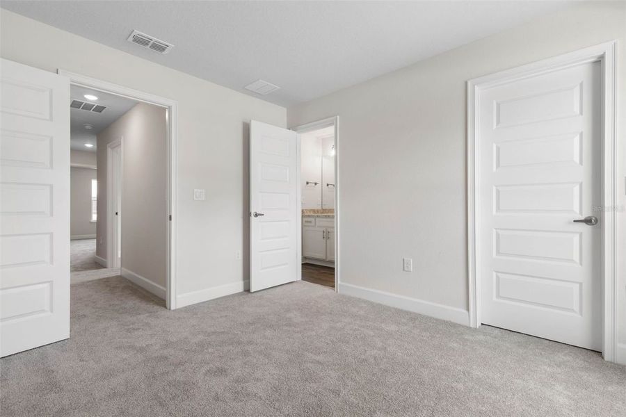 Spacious, unfurnished interior of a new home in Arbor Park, Leesburg (Image 32).