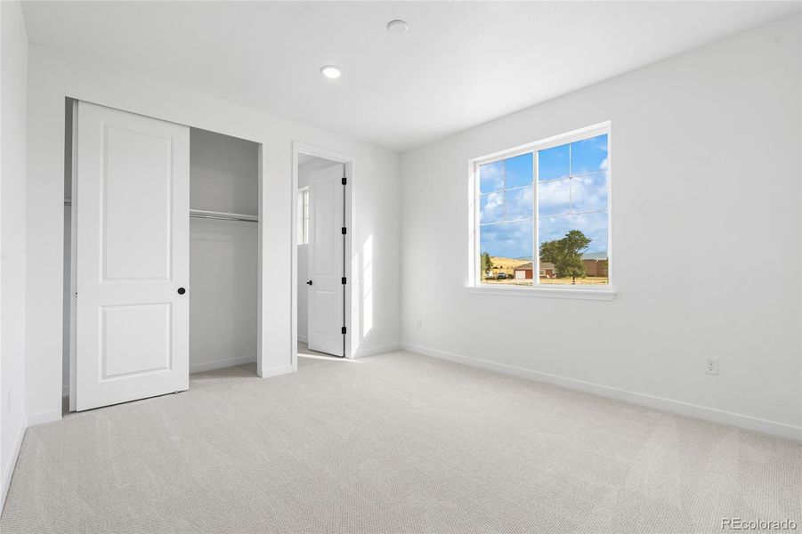 Spacious, unfurnished interior of a new home in Sterling Ranch, Littleton (Image 15).