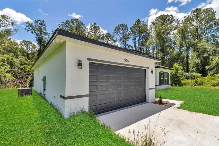Exterior details and patio area of a home in , Dunnellon (Image 3).