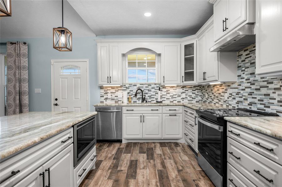 Furnished interior view inside a new home in , Madisonville (Image 9).