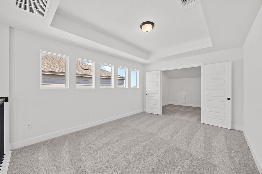 Spacious, unfurnished interior of a new home in The Colony, Bastrop (Image 36).