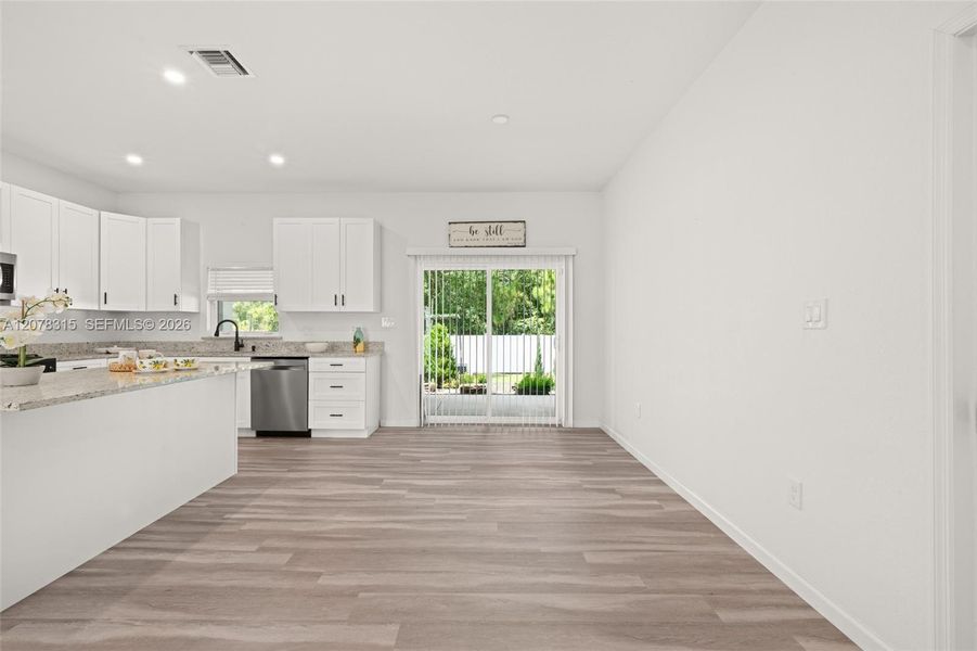 Spacious, unfurnished interior of a new home in , Sebring (Image 26).